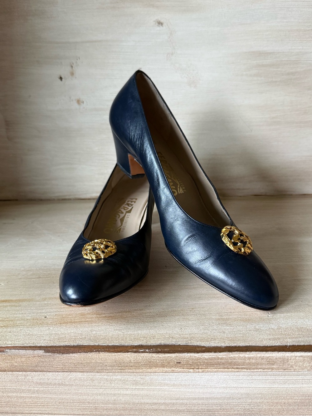 Women’s Vintage Salvatore Ferragamo Navy Pumps Kitten Heels Medallion Size 9/10